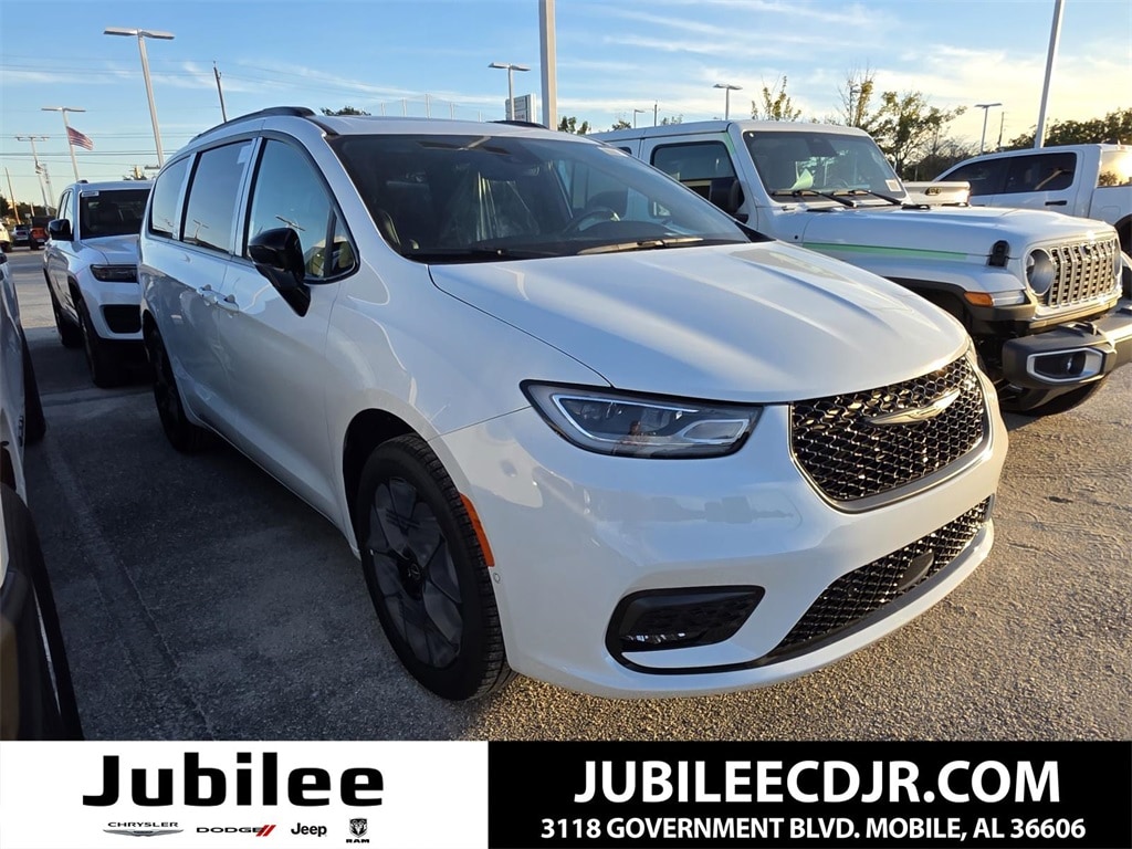 New 2026 Chrysler Pacifica LIMITED AWD Passenger Van