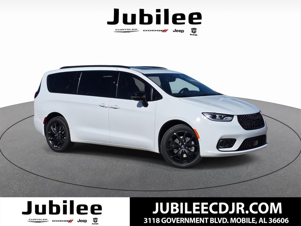 2026 Chrysler Pacifica Limited AWD's photo