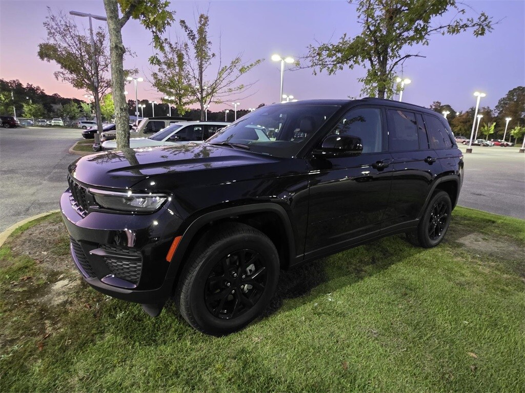 2025 Jeep Grand Cherokee Altitude photo 3