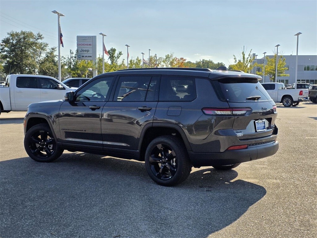 2025 Jeep Grand Cherokee Limited photo 3