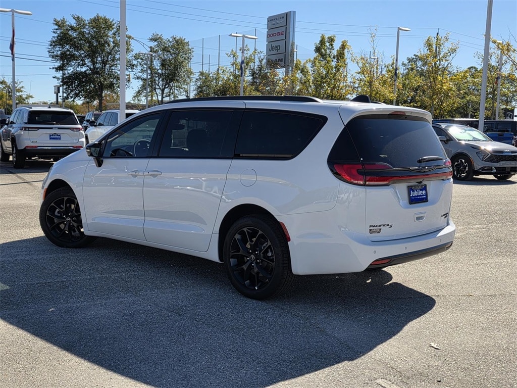 New 2026 Chrysler Pacifica LIMITED AWD Passenger Van