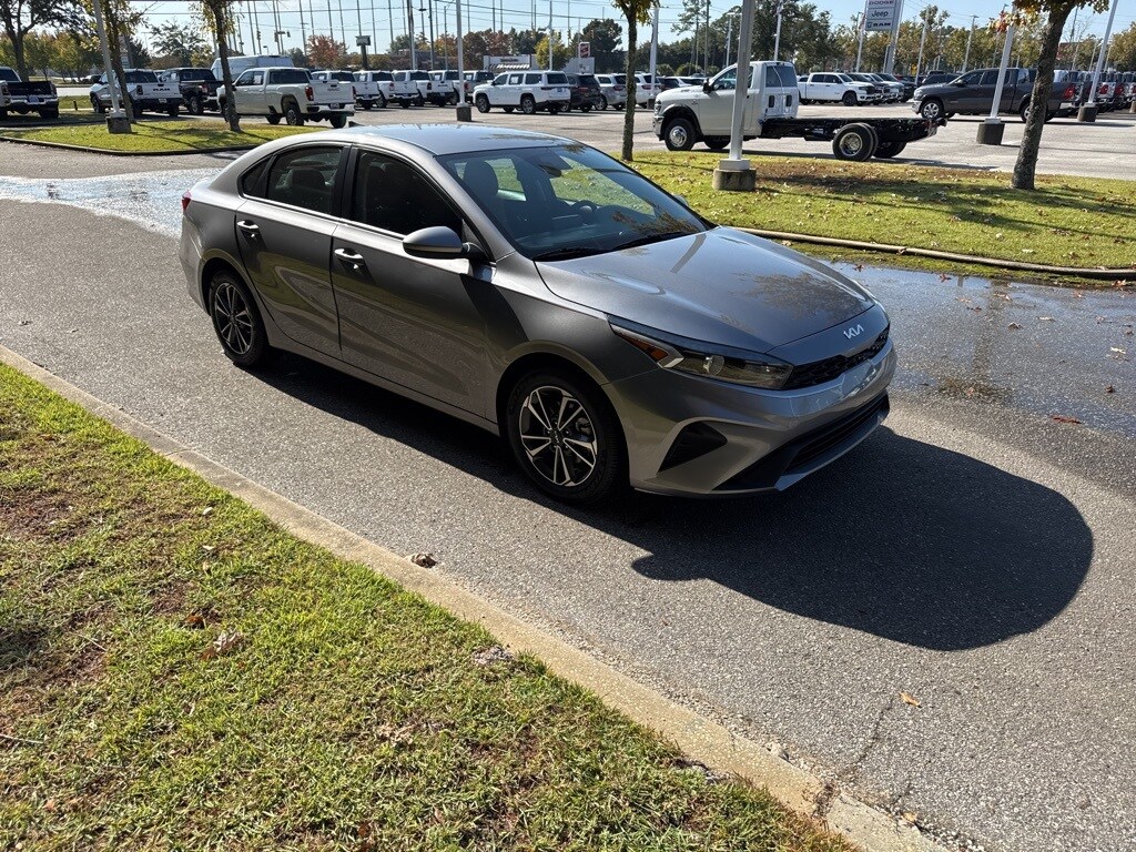 2024 Kia Forte LXS photo 2