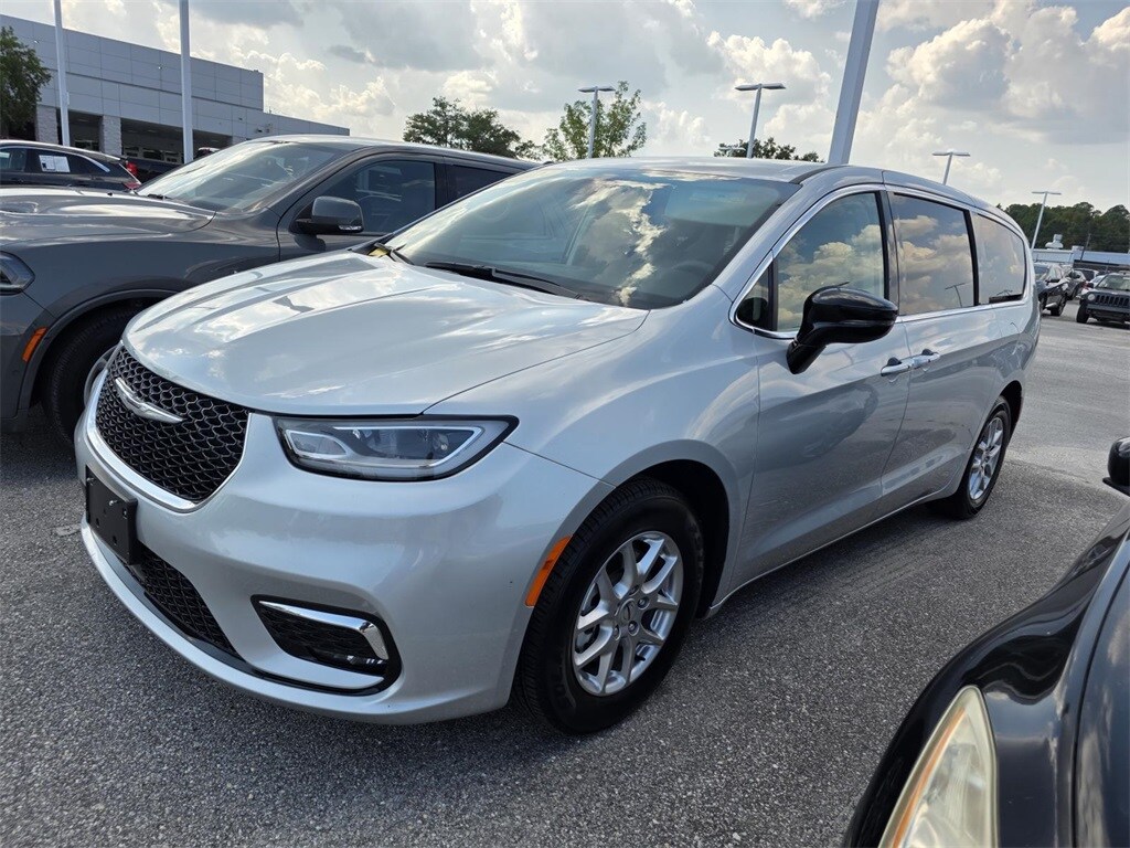 2024 Chrysler Pacifica Touring L photo 4