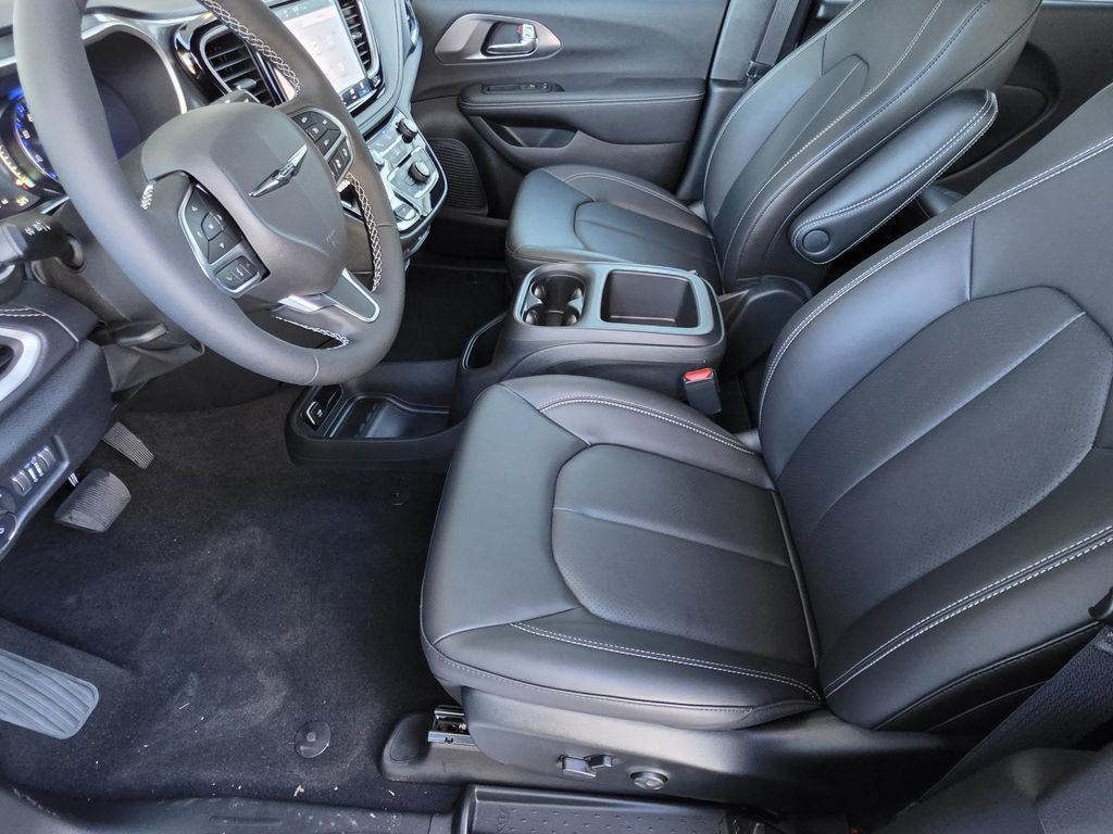2026 Chrysler Pacifica Select - Photo 7