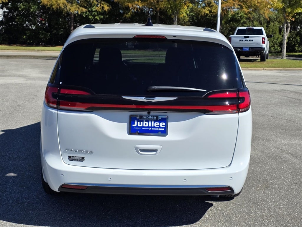 New 2026 Chrysler Pacifica SELECT Passenger Van