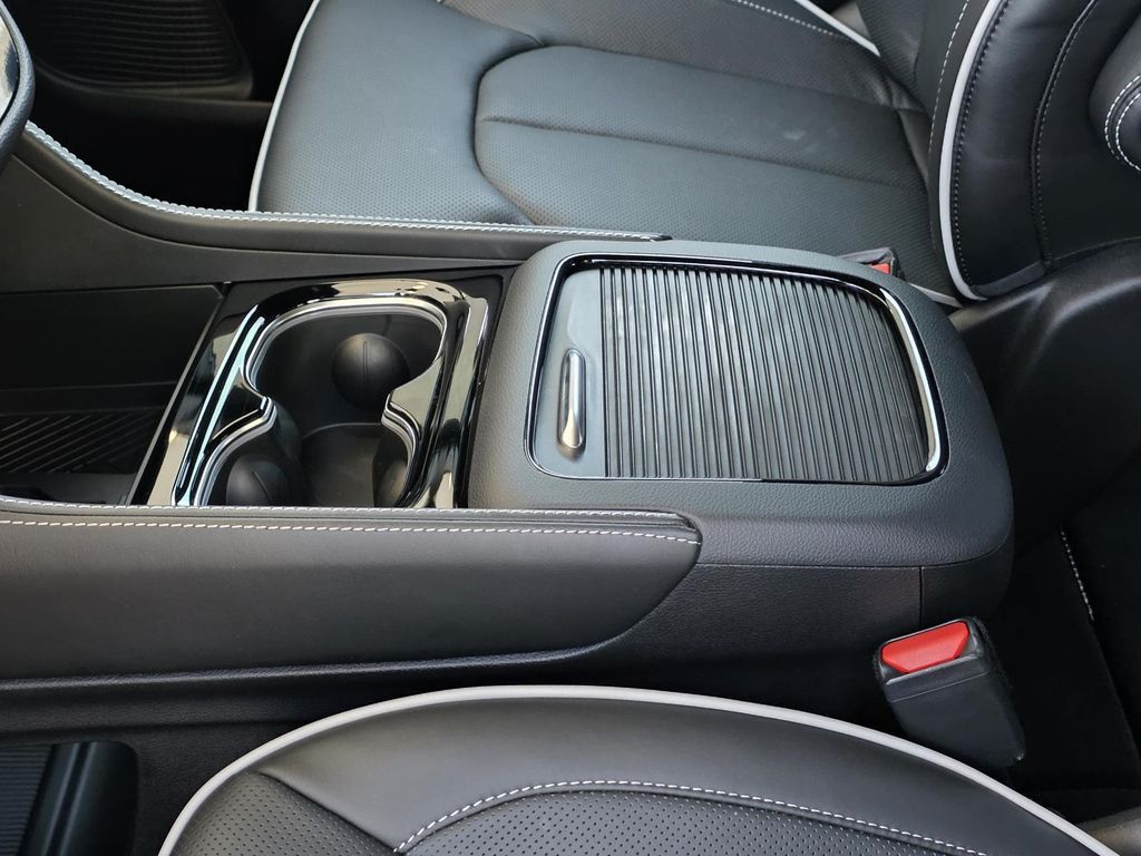 2026 Chrysler Pacifica Limited - Photo 9
