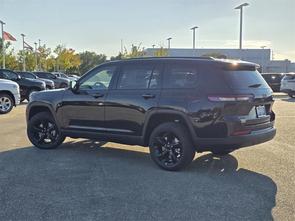 2025 Jeep Grand Cherokee Limited photo 3