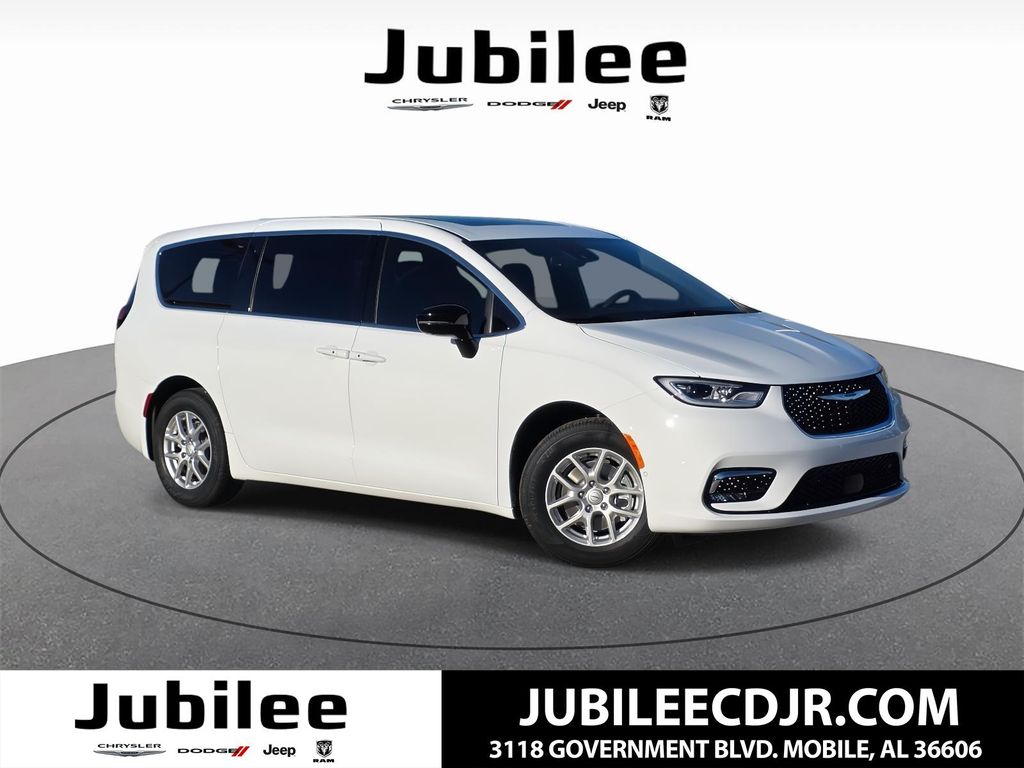 2026 Chrysler Pacifica Select's photo