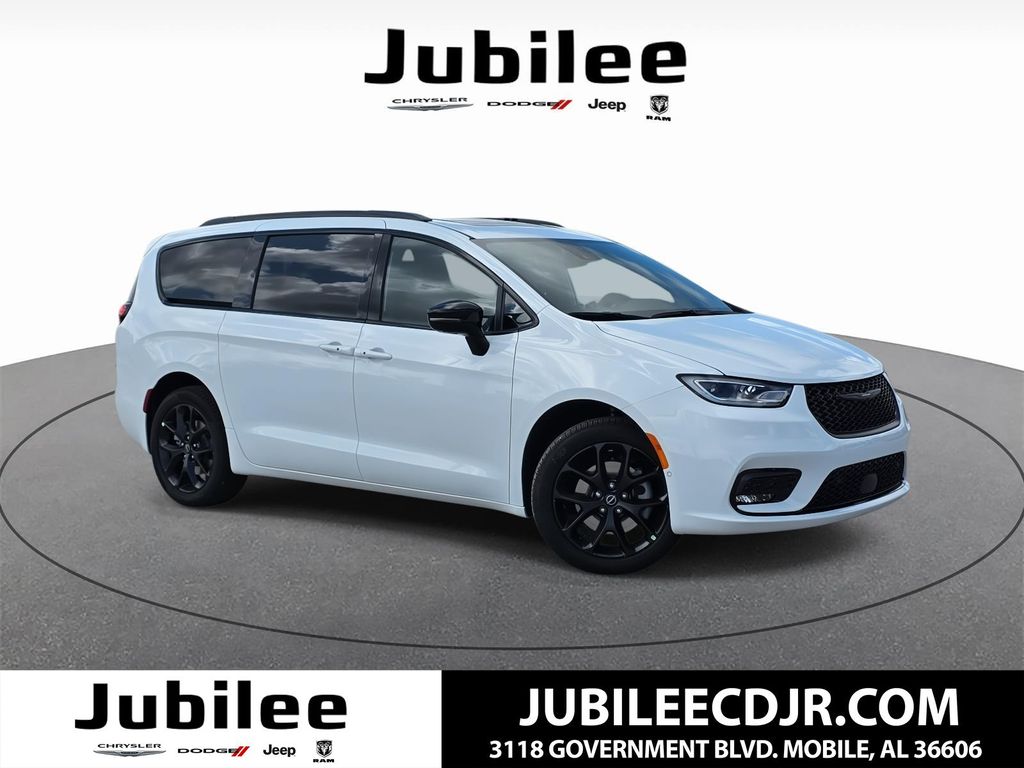 2026 Chrysler Pacifica Limited AWD's photo