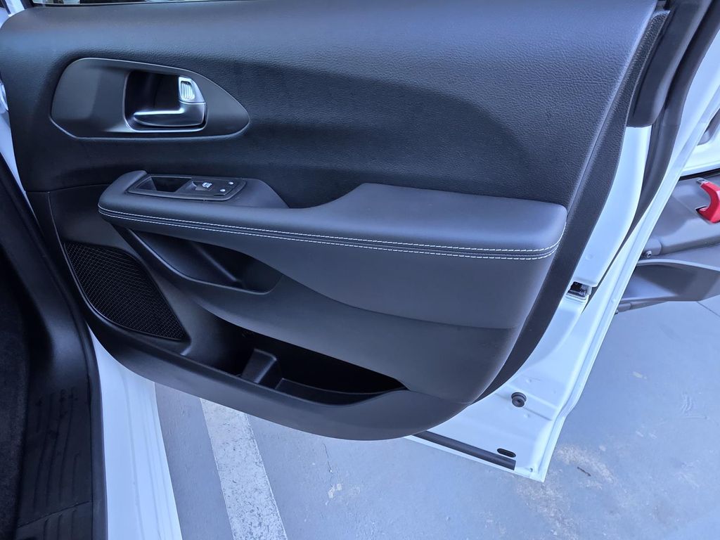 2026 Chrysler Pacifica Select - Photo 40
