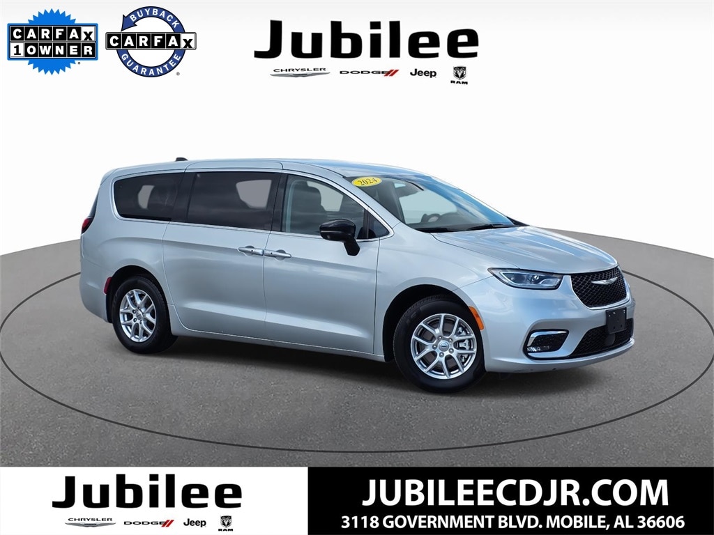 2024 Chrysler Pacifica Touring L's photo