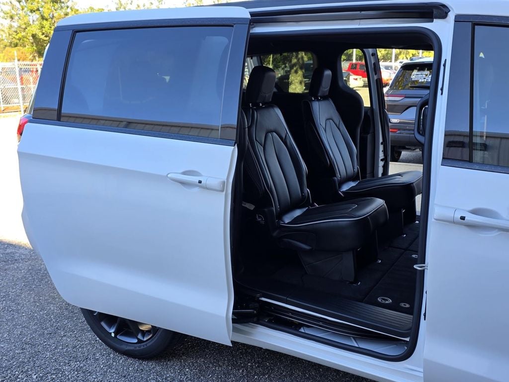 2026 Chrysler Pacifica Limited - Photo 18