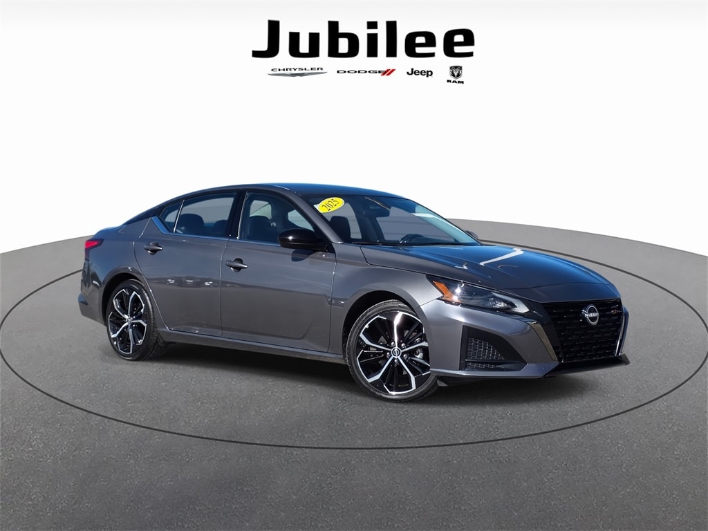 2025 Nissan Altima SR's photo