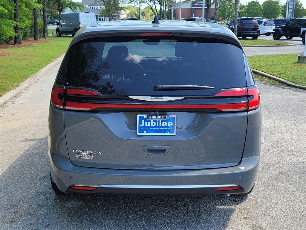 2025 Chrysler Pacifica photo 3