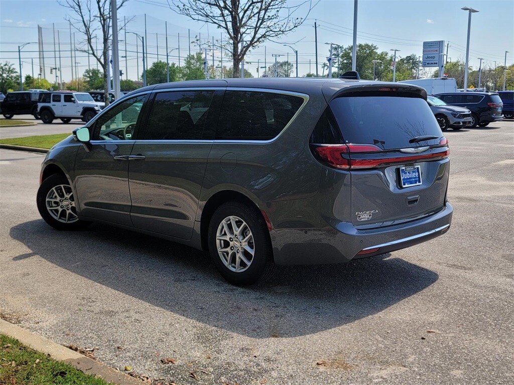 2025 Chrysler Pacifica photo 4