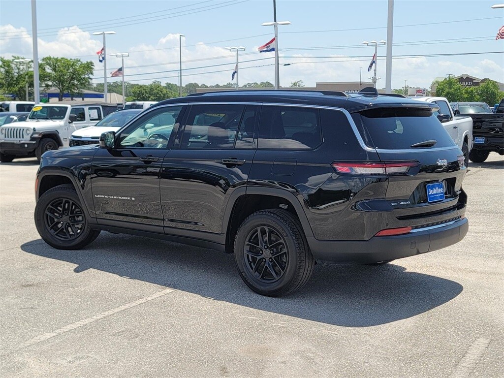 2022 Jeep Grand Cherokee Laredo photo 3