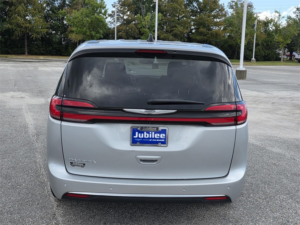 Used 2024 Chrysler Pacifica Touring L Minivan/Van