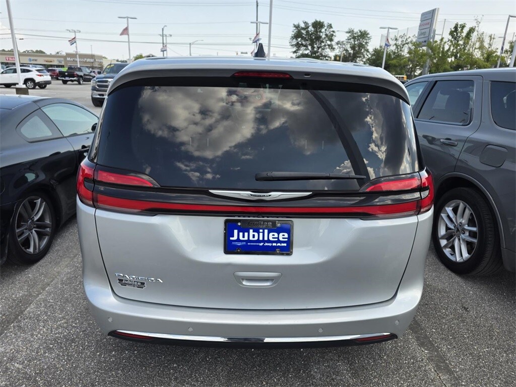 2024 Chrysler Pacifica Touring L photo 3