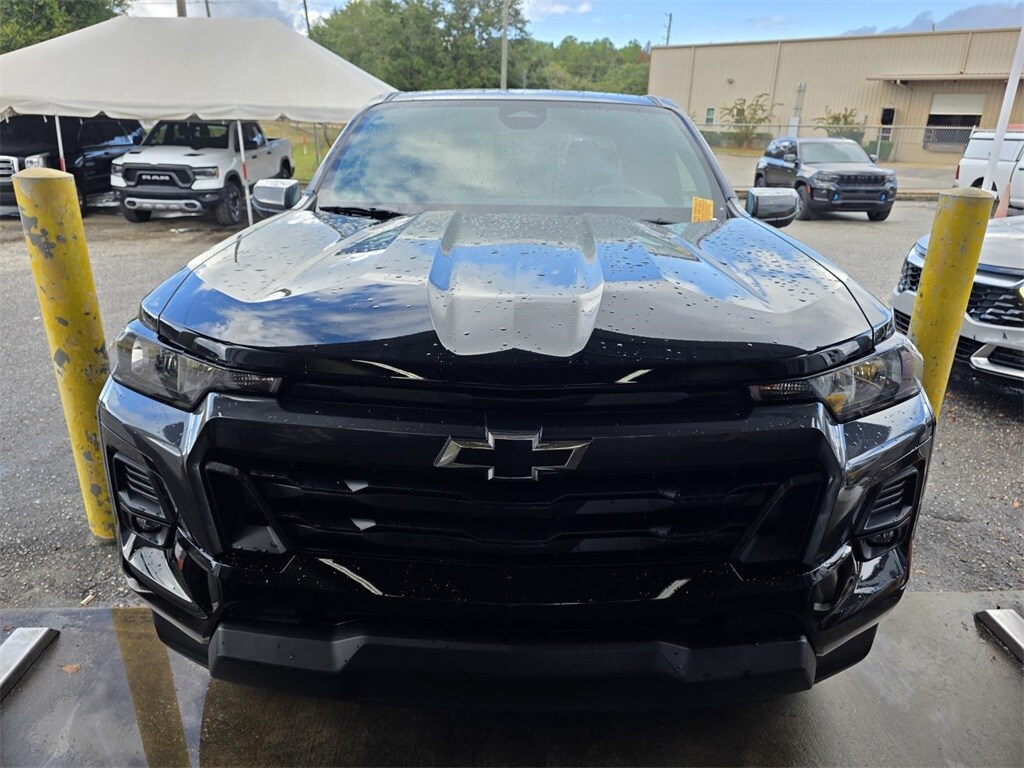 2024 Chevrolet Colorado LT photo 2
