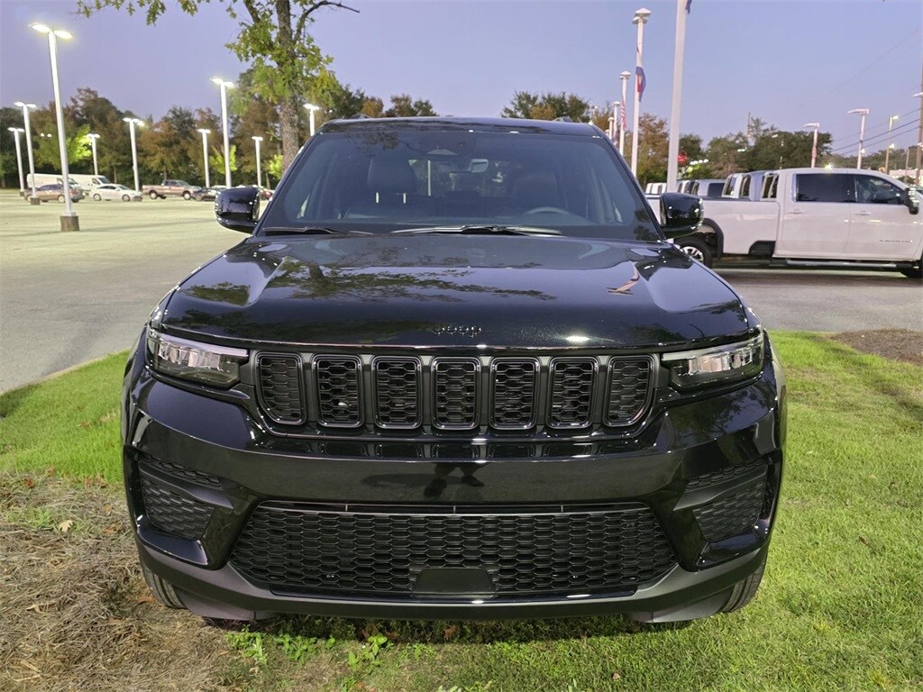 2025 Jeep Grand Cherokee Altitude photo 2