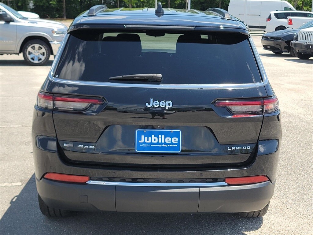 2022 Jeep Grand Cherokee Laredo photo 2