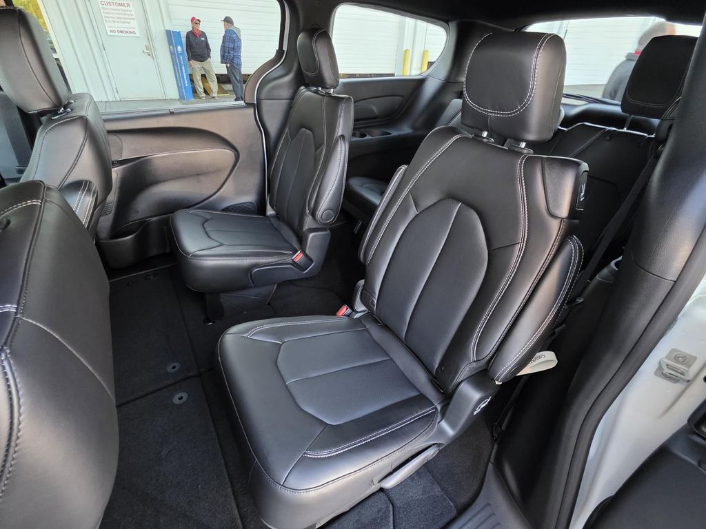 2026 Chrysler Pacifica Select - Photo 10