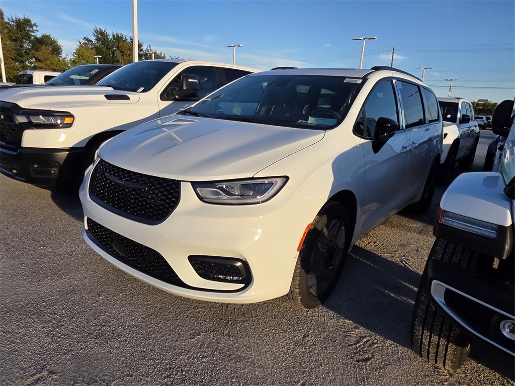 New 2026 Chrysler Pacifica LIMITED AWD Passenger Van