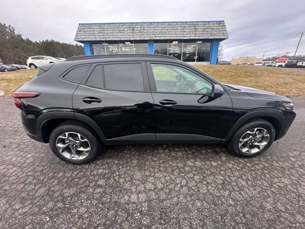 Used 2025 Chevrolet Trax LT SUV