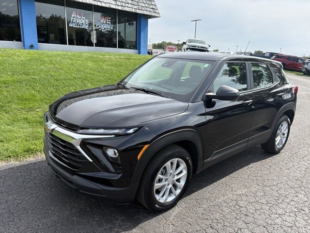 2024 Chevrolet Trailblazer LS photo 2
