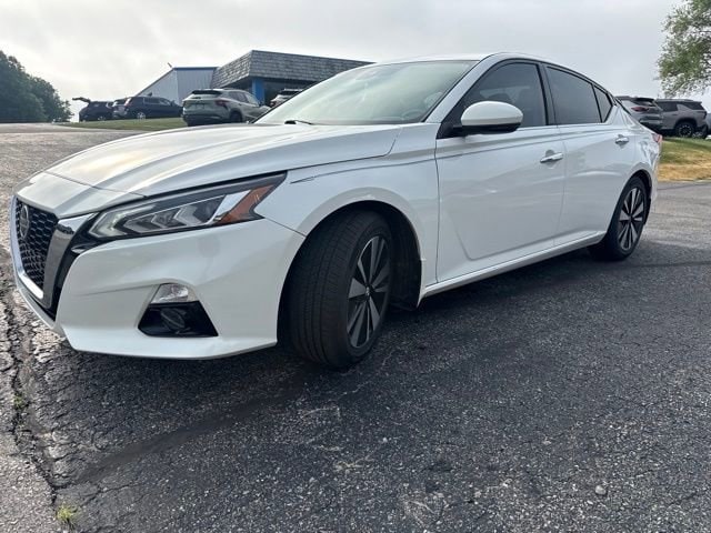 Used 2019 Nissan Altima SV with VIN 1N4BL4DV6KN307293 for sale in Manistee, MI