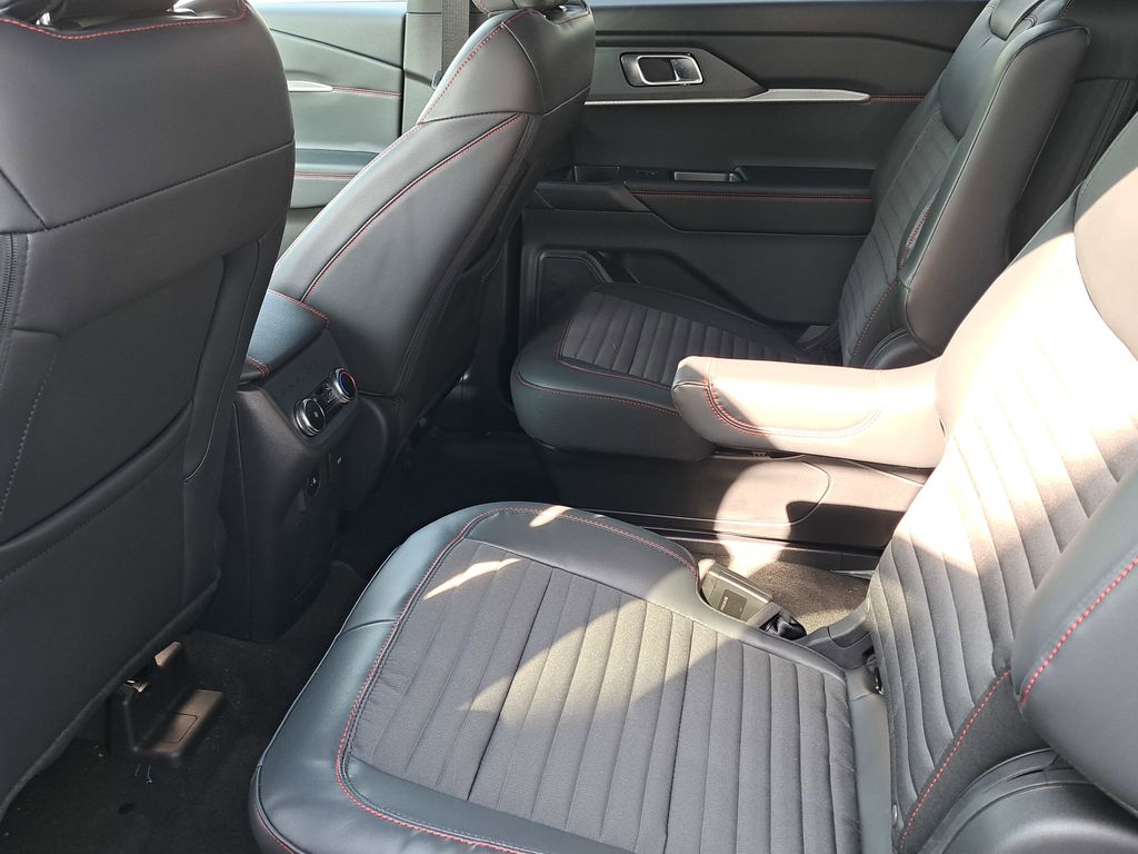 2026 Ford Explorer ST-Line - Photo 13