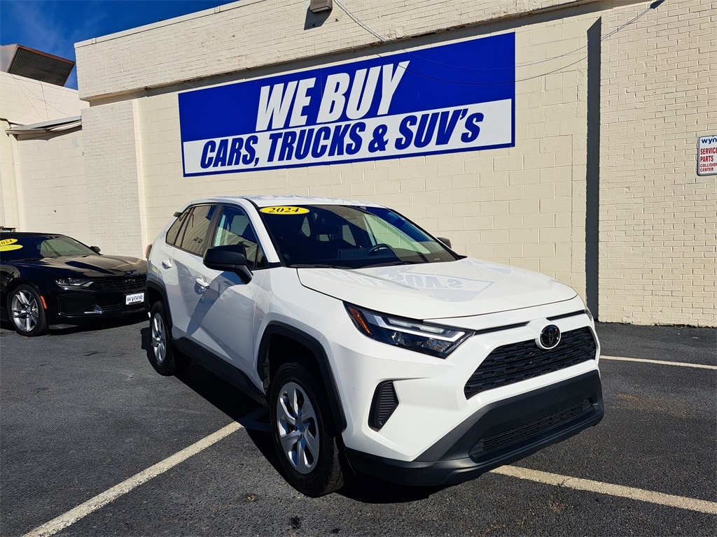 2024 Toyota RAV4 LE's photo