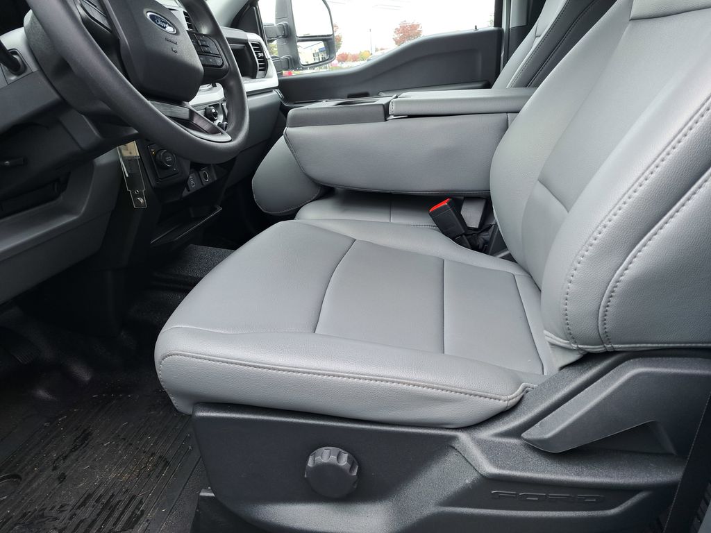 2025 Ford F-350 Super Duty Chassis Cab XL - Photo 12