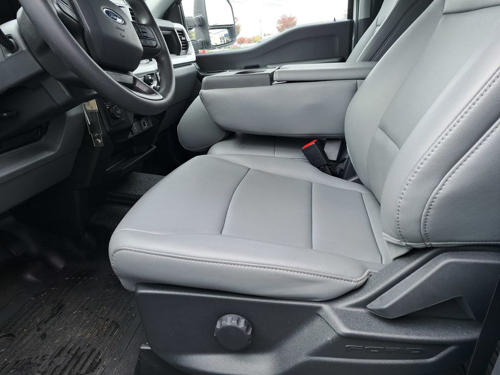 2025 Ford F-350 Super Duty Chassis Cab XL - Photo 13