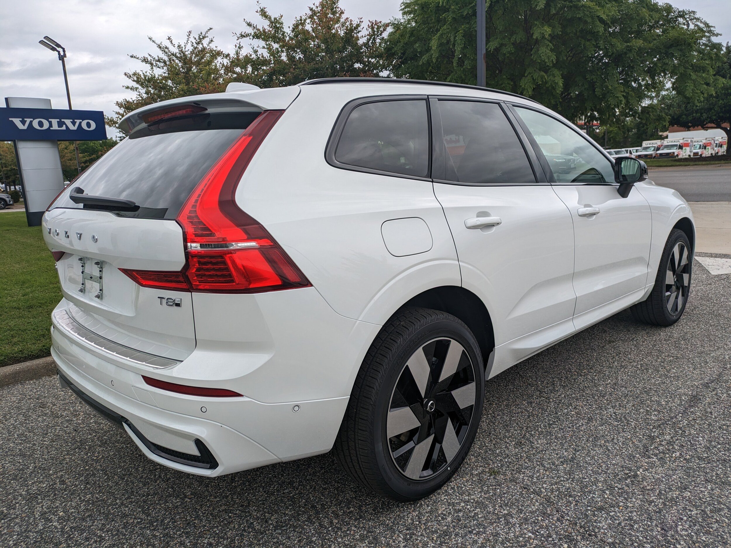 2025 Volvo XC60 Hybrid T8 Plus photo 2
