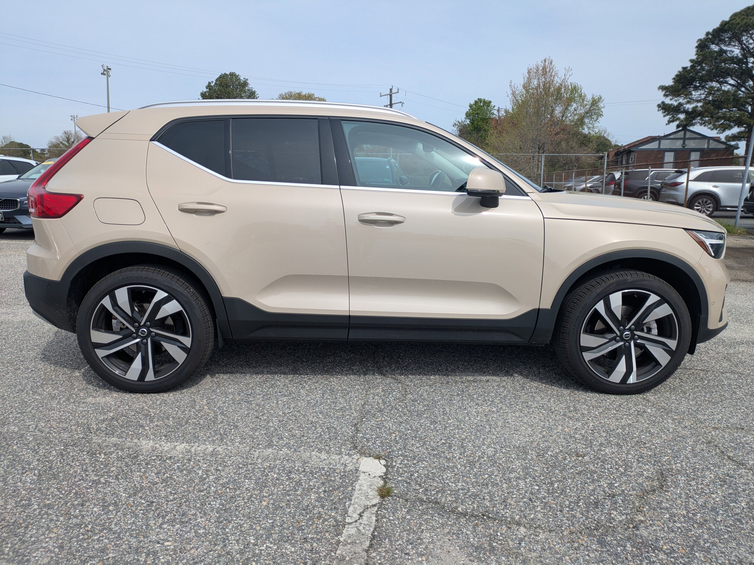 2025 Volvo XC40 Plus photo 3