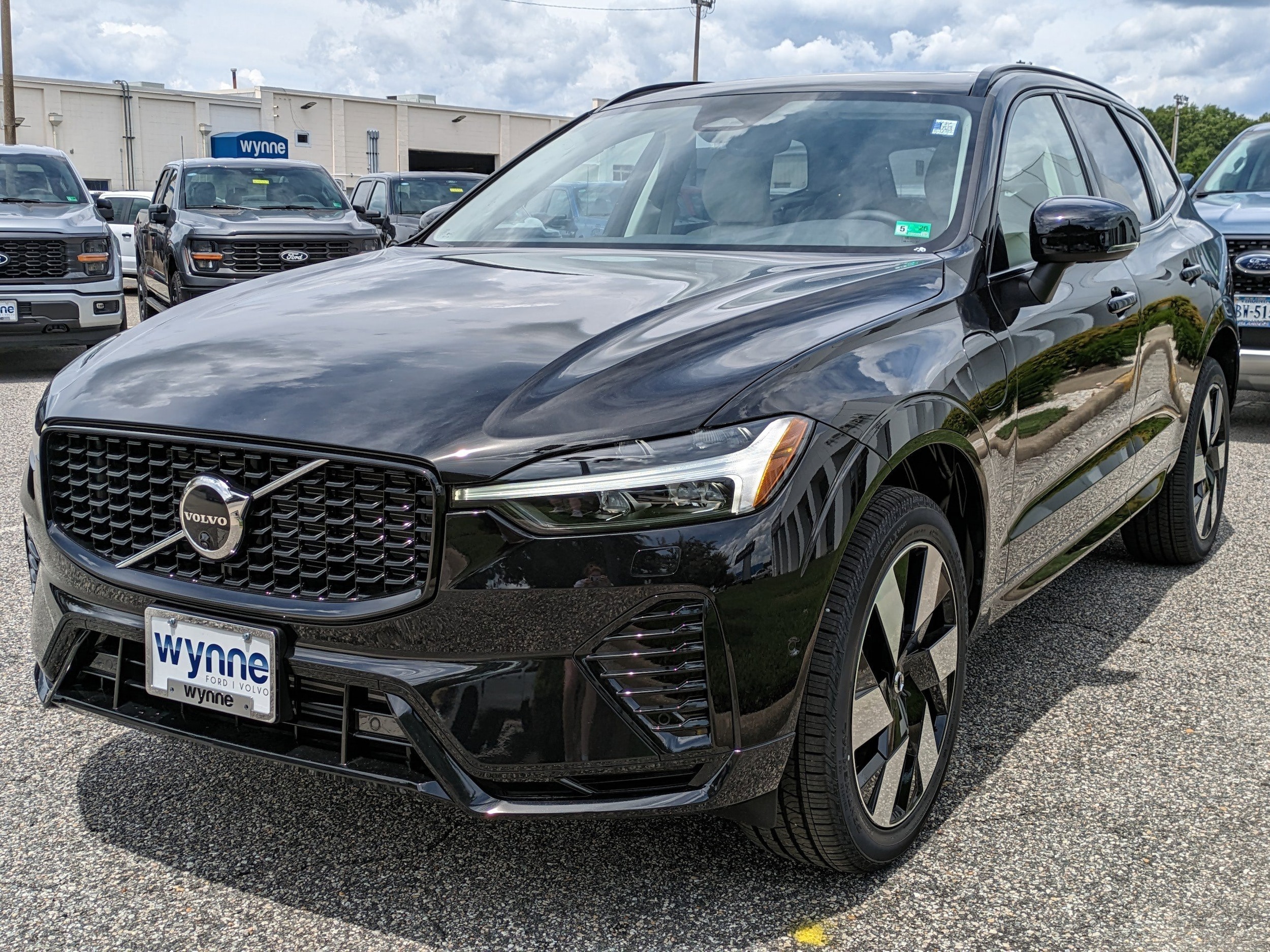 2025 Volvo XC60 Plus - Photo 8