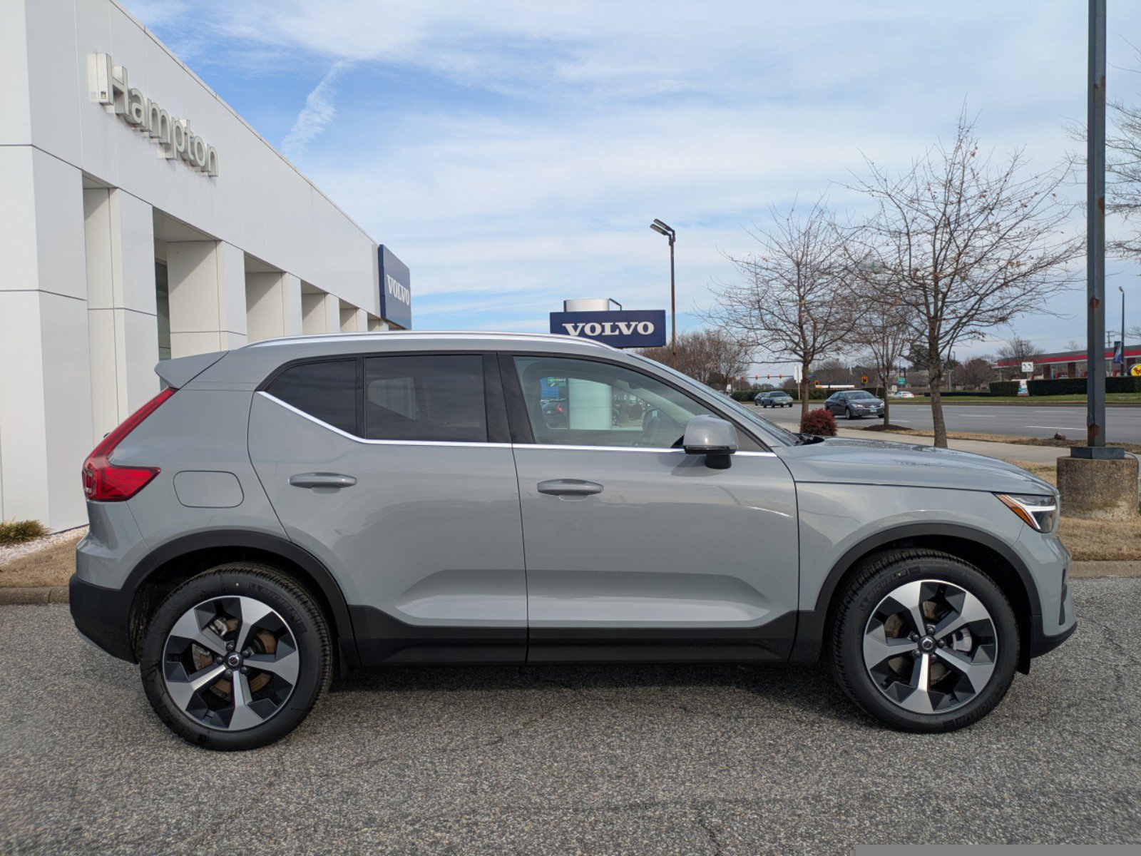 2025 Volvo XC40 Core photo 3