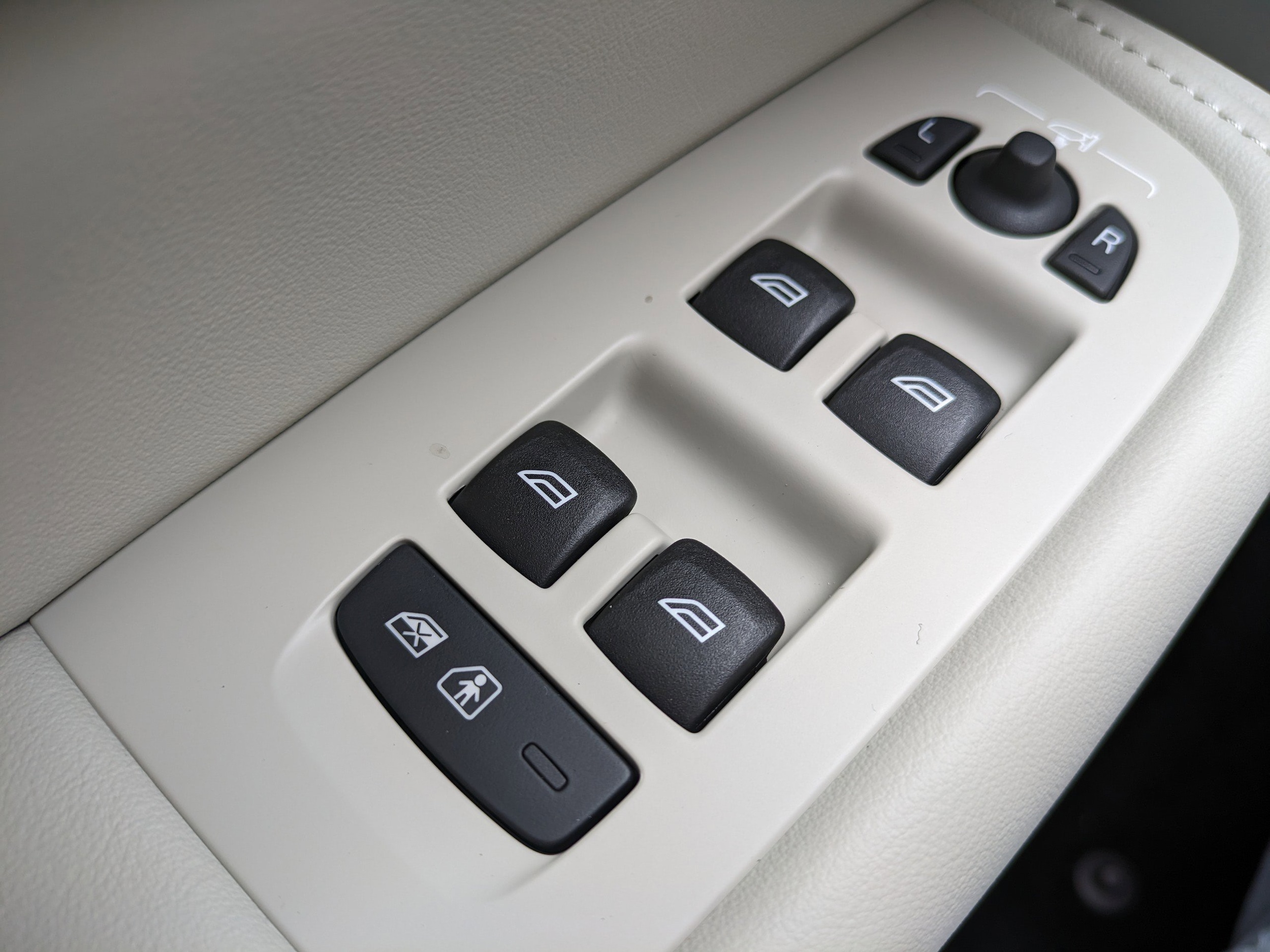2025 Volvo XC60 Plus - Photo 23