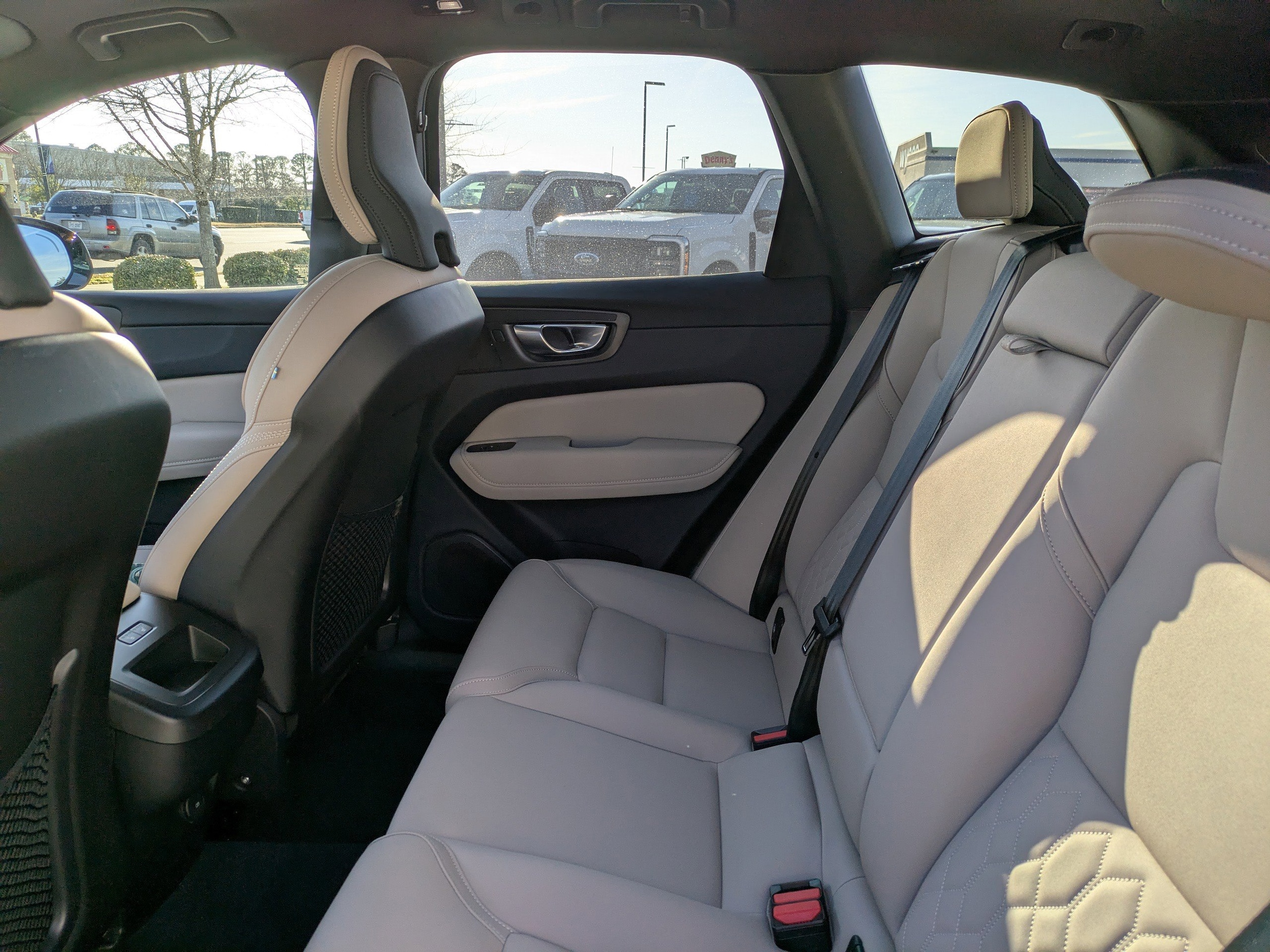 2026 Volvo XC60 Plus - Photo 14