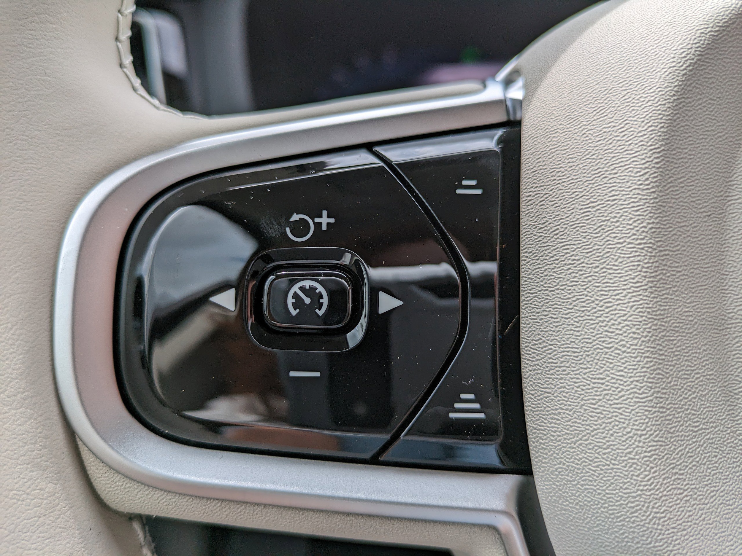 2025 Volvo XC60 Plus - Photo 24