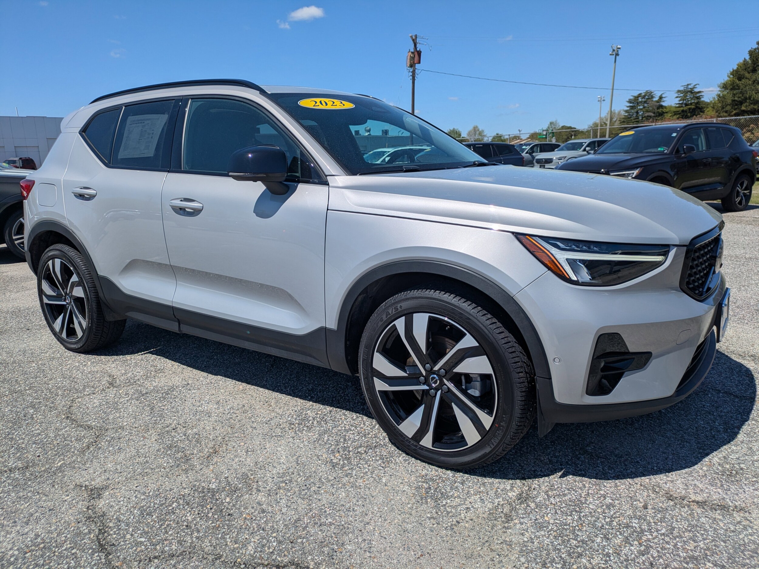 2023 Volvo XC40 AWD Plus photo 2