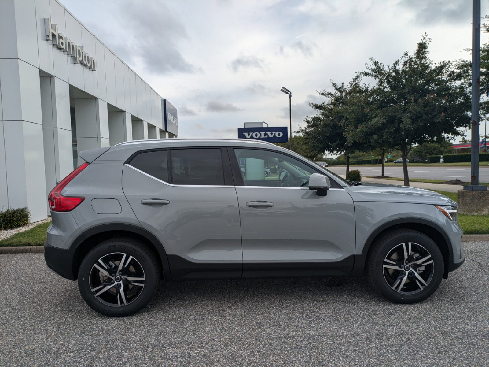 2025 Volvo XC40 Core photo 3
