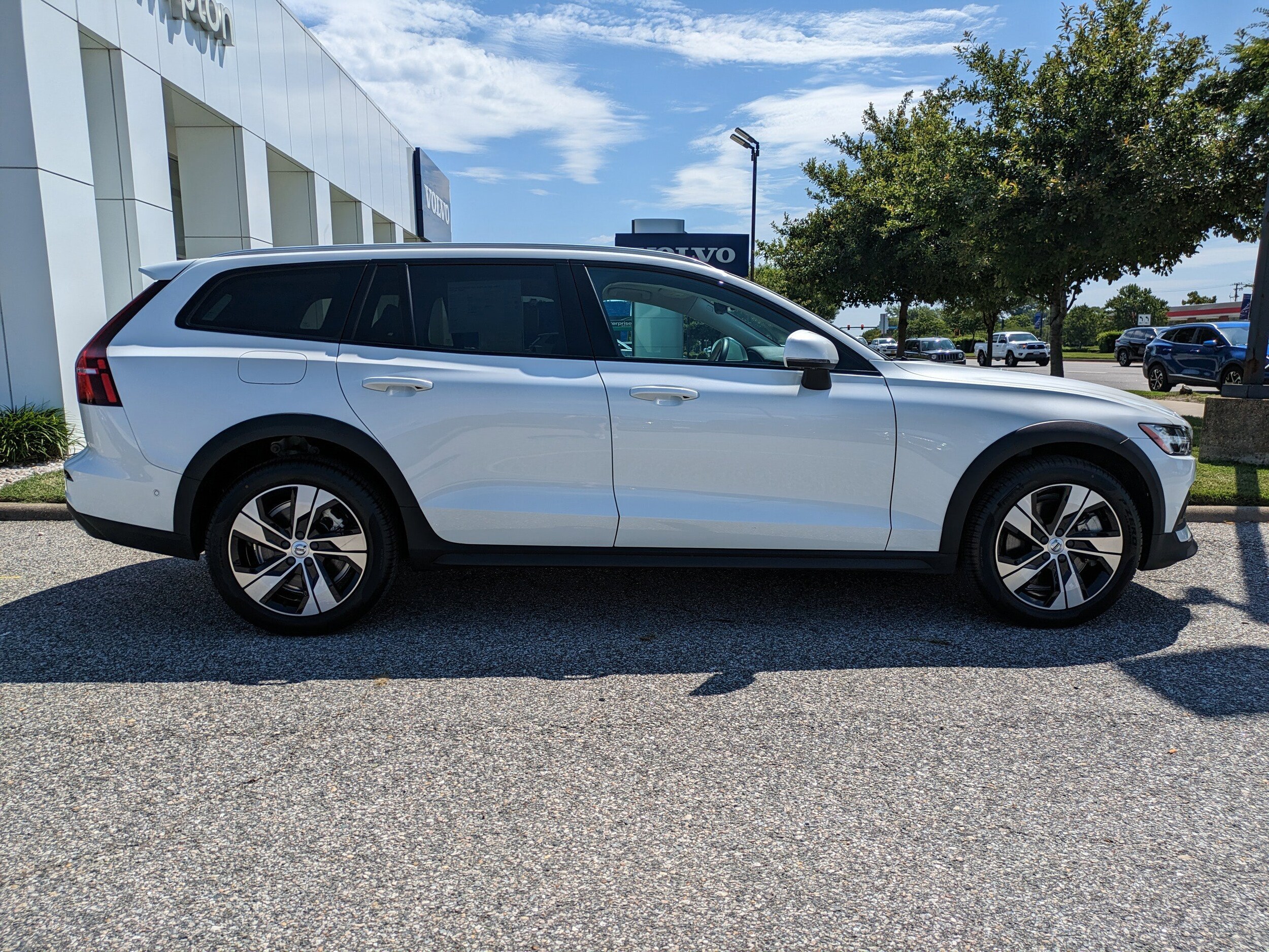 2024 Volvo V60 Cross Country B5 AWD Plus photo 3
