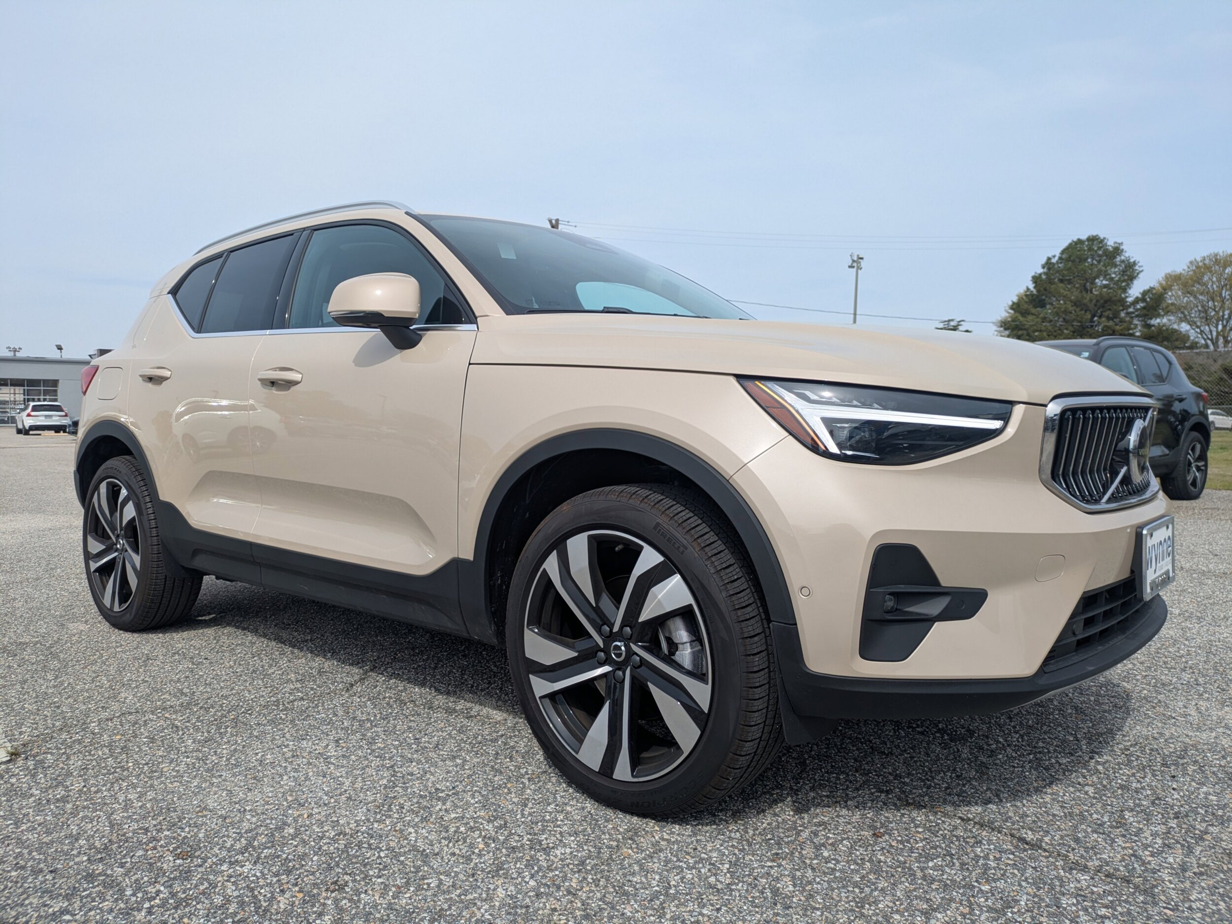 2025 Volvo XC40 Plus photo 2