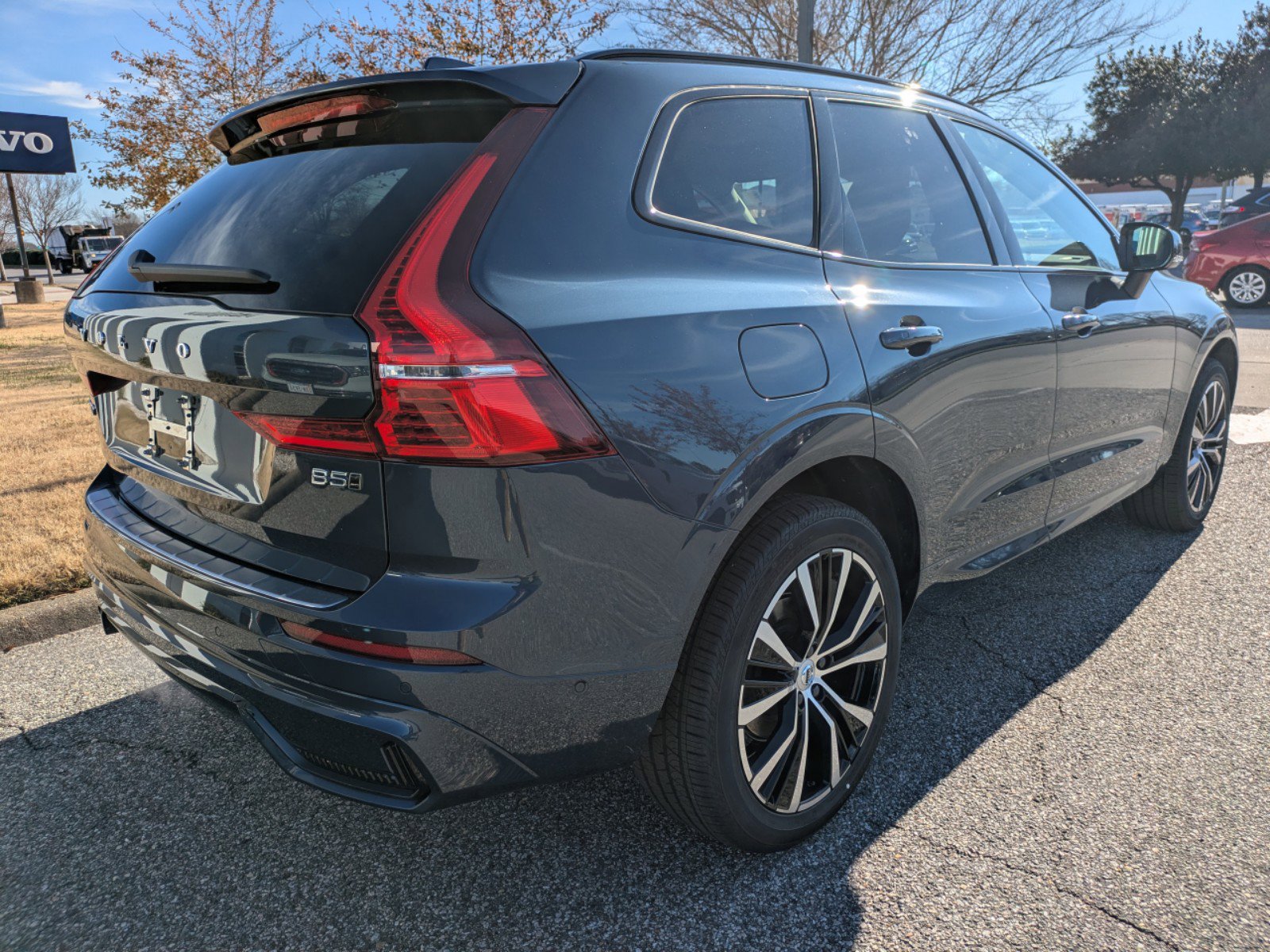 2025 Volvo XC60 B5 Plus photo 4