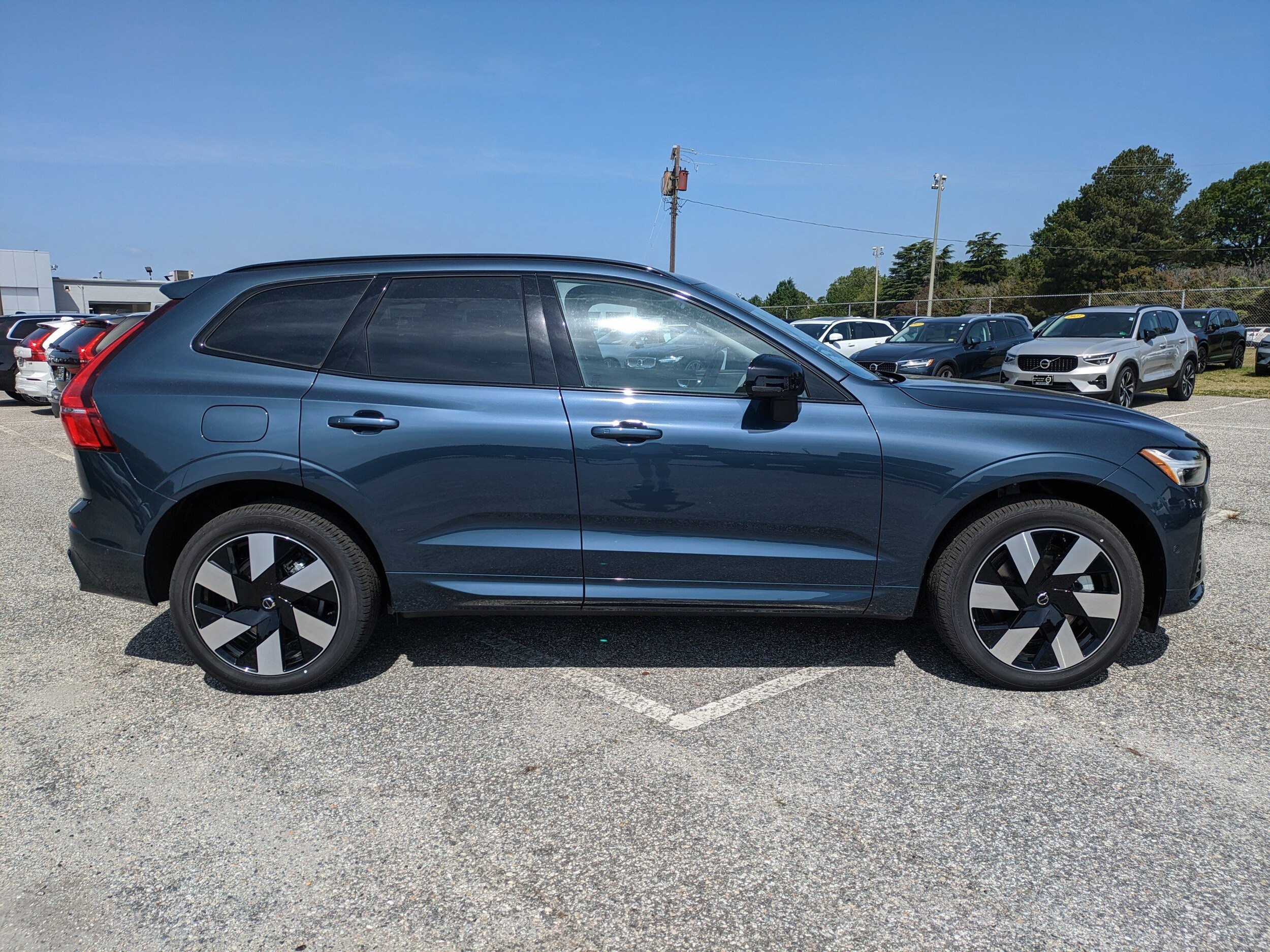 2025 Volvo XC60 Hybrid T8 Plus photo 3