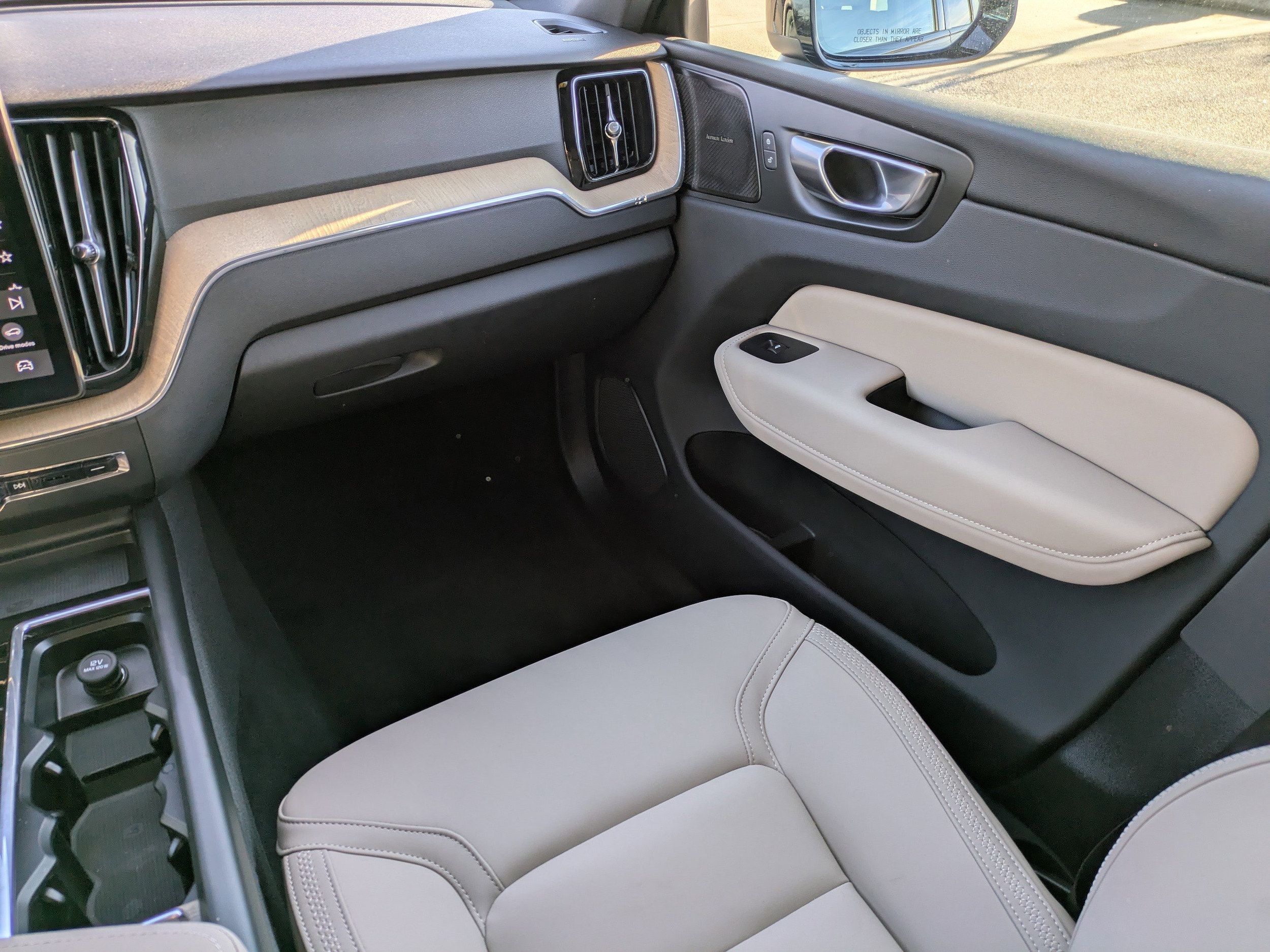 2026 Volvo XC60 Plus - Photo 17
