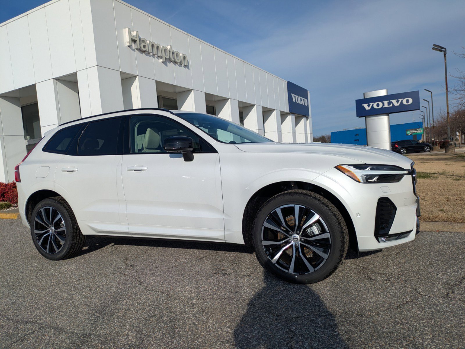 2025 Volvo XC60 B5 Plus photo 2