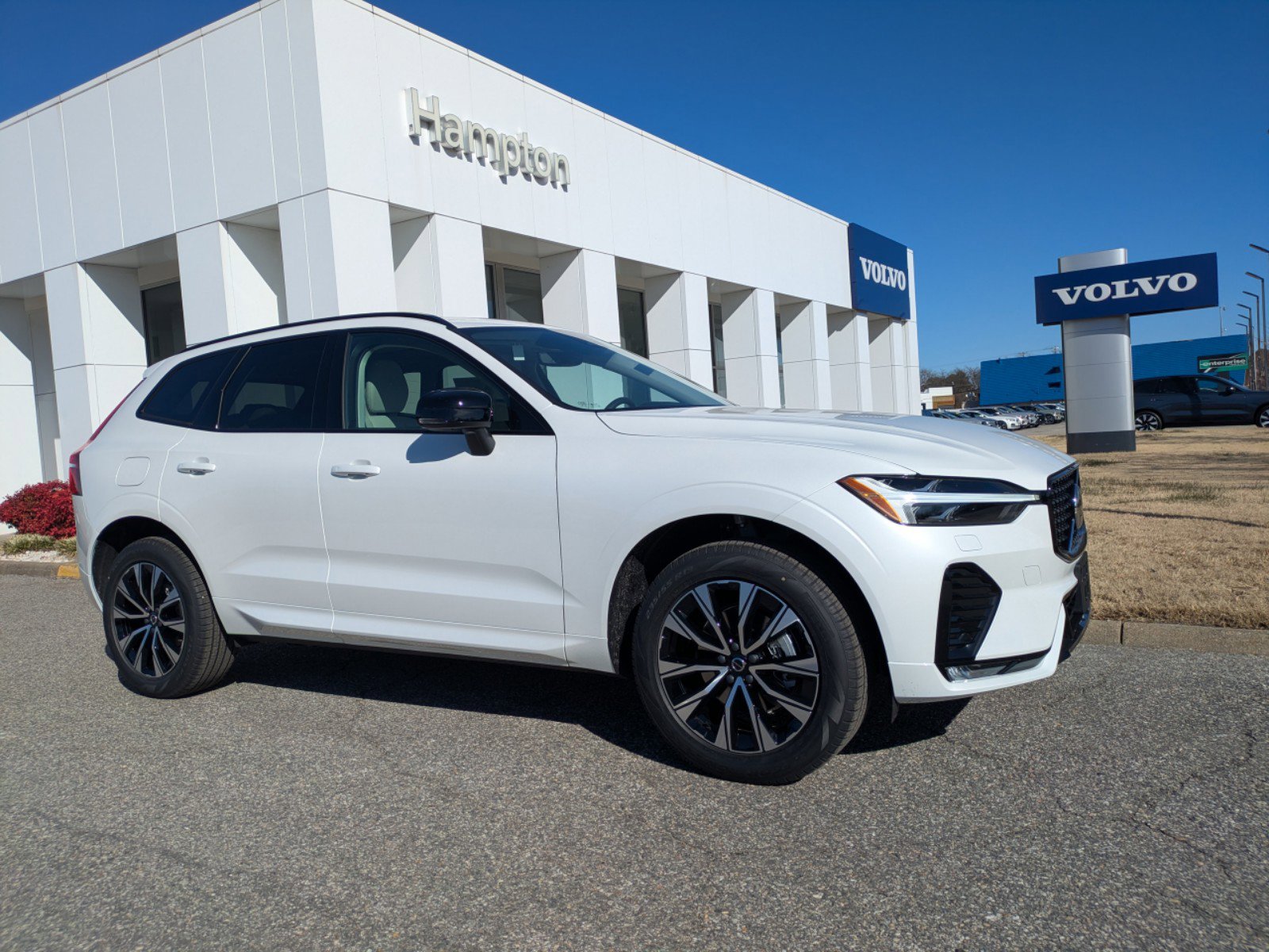2025 Volvo XC60 B5 Core photo 2